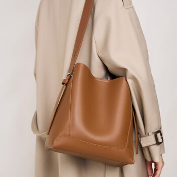 Big bags, women's spring and summer 2024 New Women's Bag Crossbody Bag Versatile Leather One Shoulder Large Capacity Commuting Bucket Bag