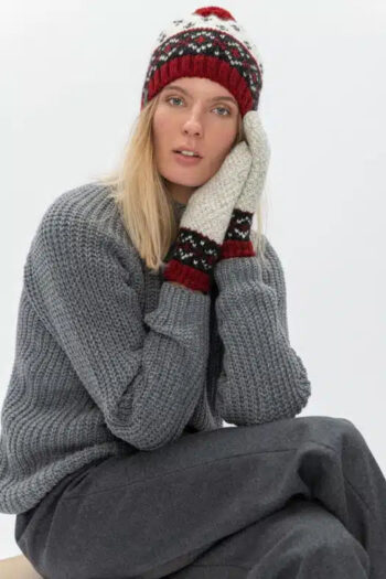 Soft and warm unisex wool bobble hat