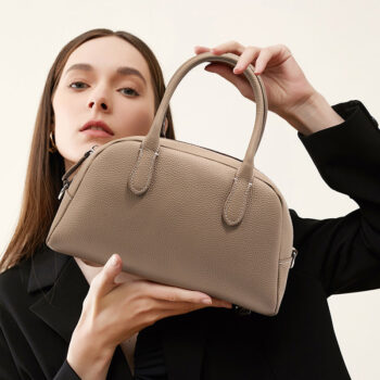 2024 New Commuter Retro Crowd Bowling Head Layer Cowhide Boston Retro Handheld Large Capacity Bag Women's Bag